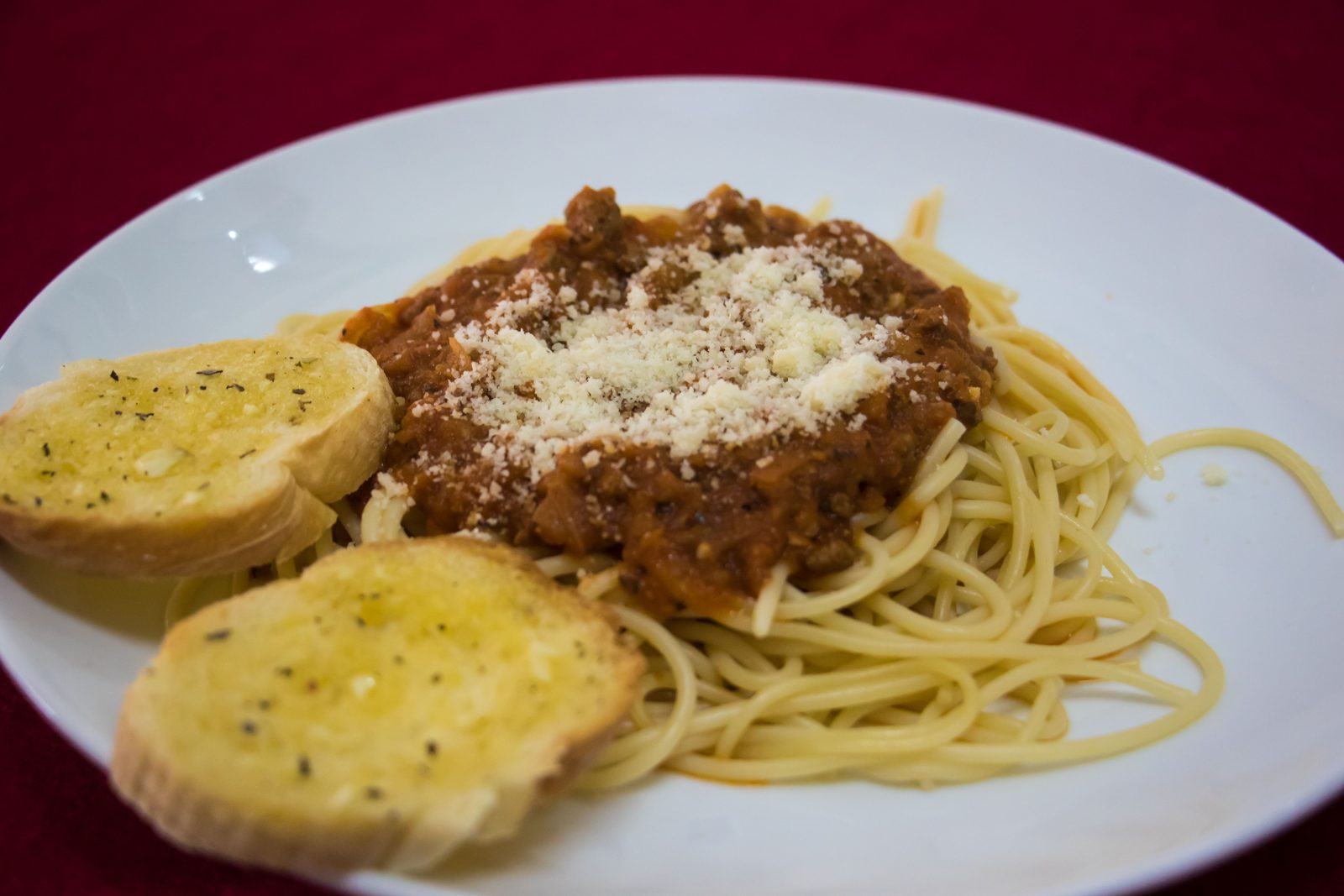 Spaghetti with garlic bread